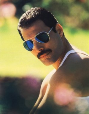 600full-freddie-mercury.jpg