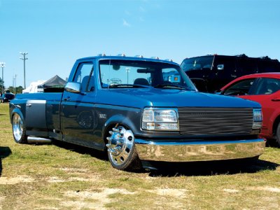 0809tr_10_z+spring_fling_2008_truck_show+blue_ford_dually.jpg