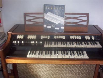 Hammond Organ 002.jpg