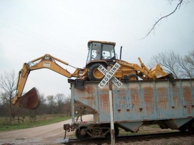backhoeontrain6.jpg