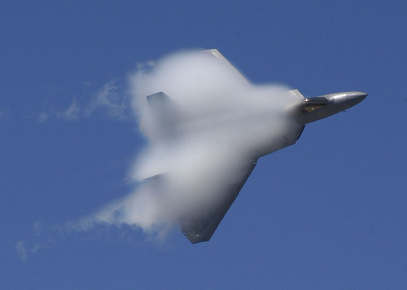 800pxf22_raptor_vapor_trails.jpg
