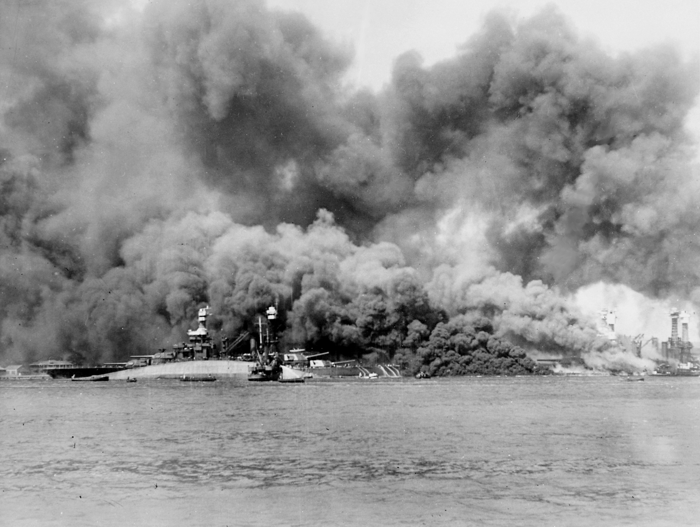 USS_Oklahoma_on_fire.gif